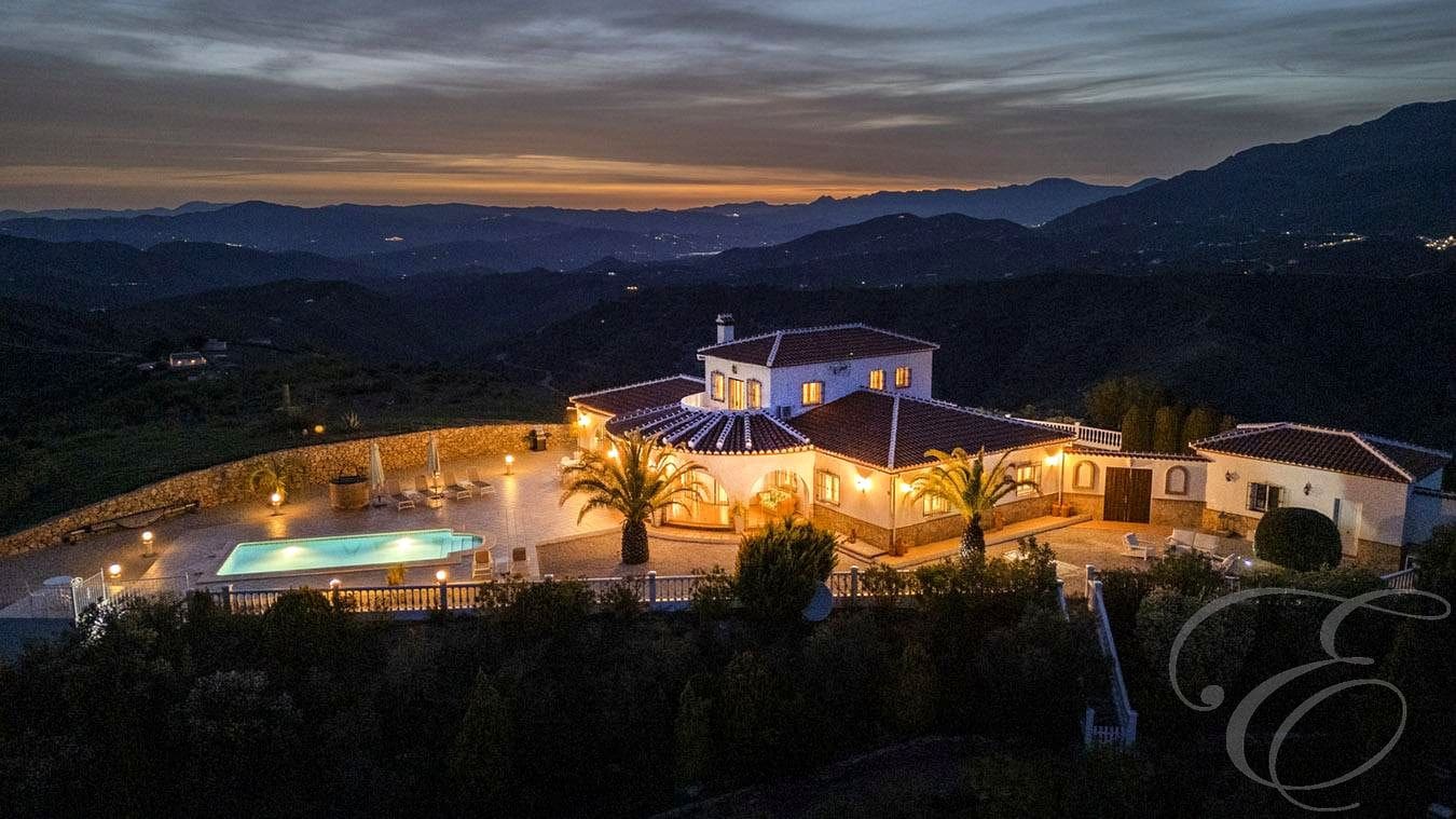 Chalet de 4 habitaciones en Canillas de Albaida en venta con piscina garaje - 1.200.000 € (Ref: 9238735)