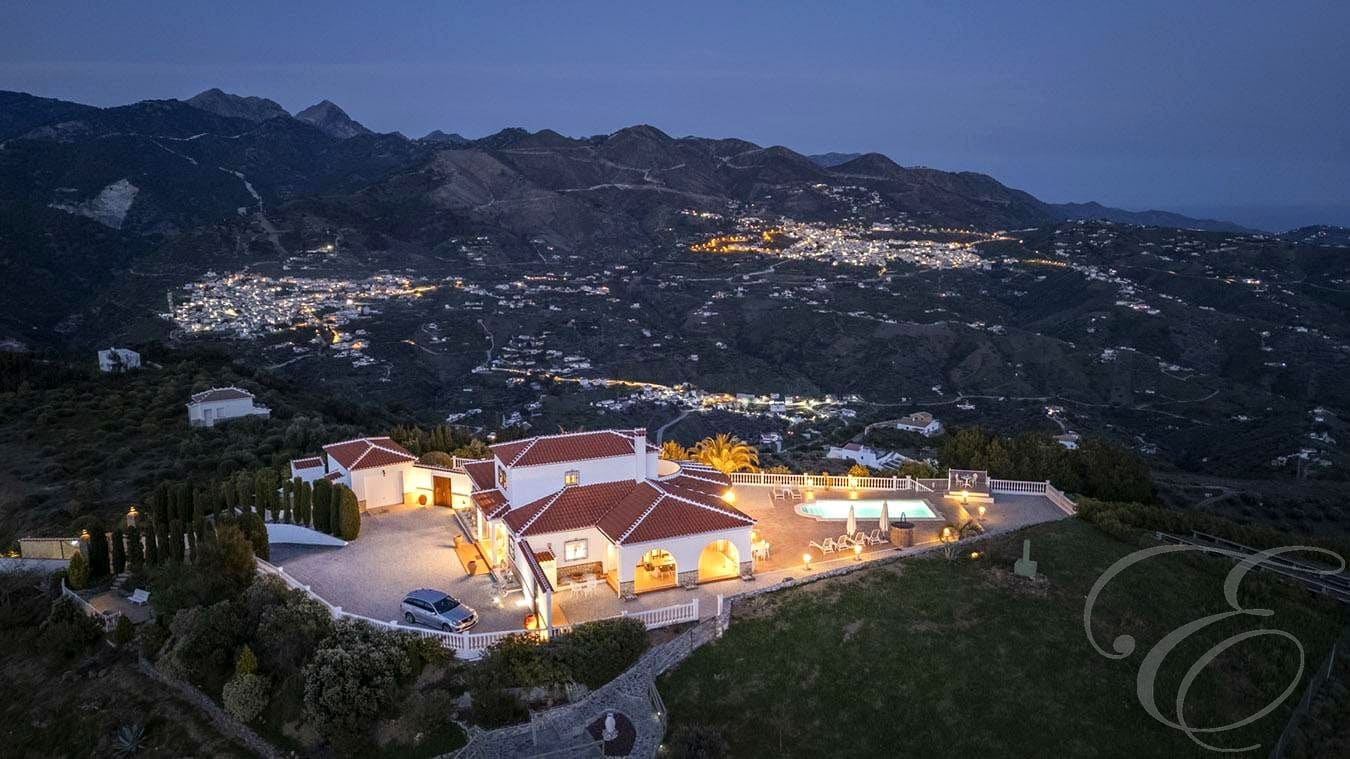 Chalet de 4 habitaciones en Canillas de Albaida en venta con piscina garaje - 1.200.000 € (Ref: 9238735)