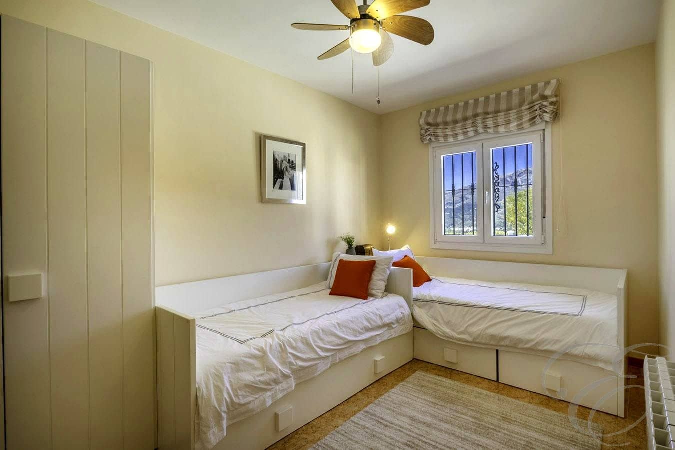 Chalet de 4 habitaciones en Canillas de Albaida en venta con piscina garaje - 1.200.000 € (Ref: 9238735)