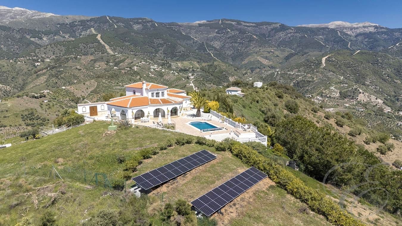 Chalet de 4 habitaciones en Canillas de Albaida en venta con piscina garaje - 1.200.000 € (Ref: 9238735)