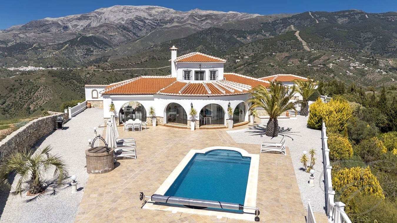 Chalet de 4 habitaciones en Canillas de Albaida en venta con piscina garaje - 1.200.000 € (Ref: 9238735)