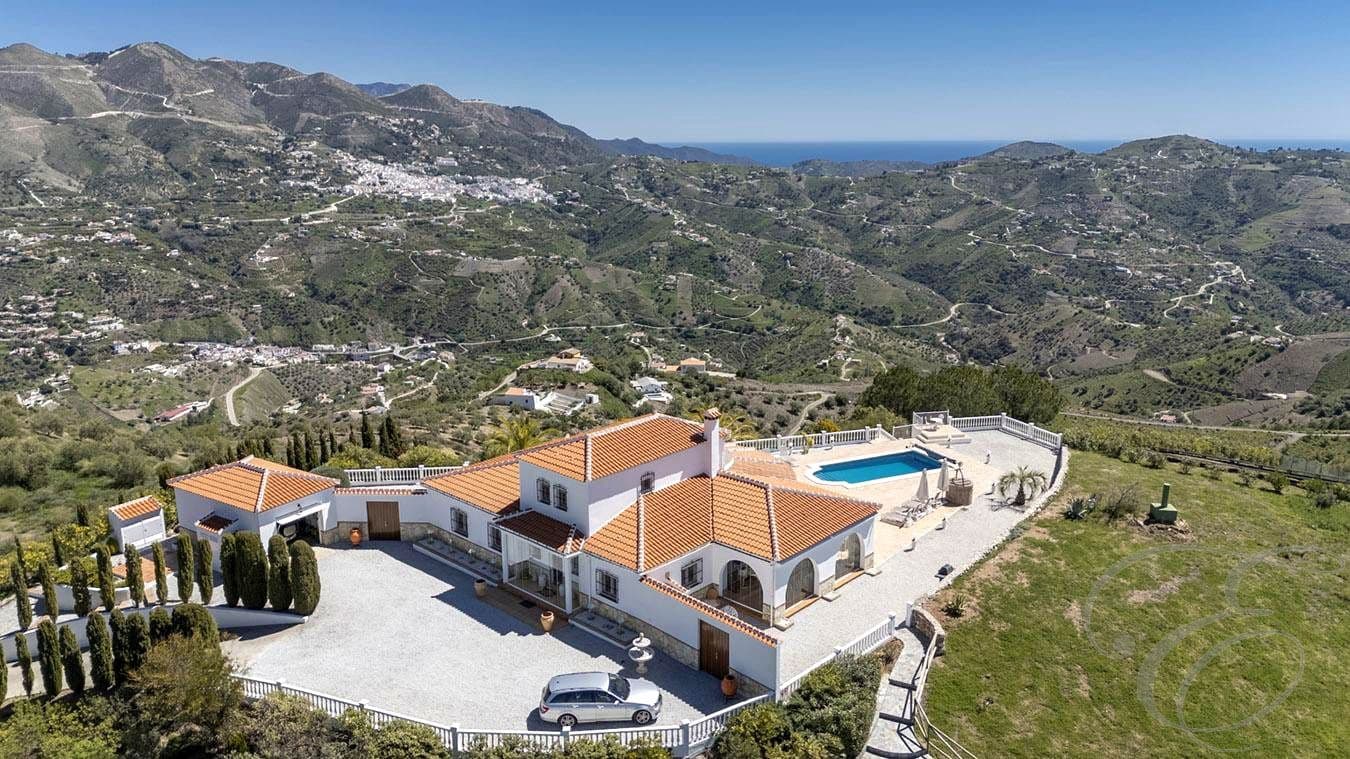 Chalet de 4 habitaciones en Canillas de Albaida en venta con piscina garaje - 1.200.000 € (Ref: 9238735)