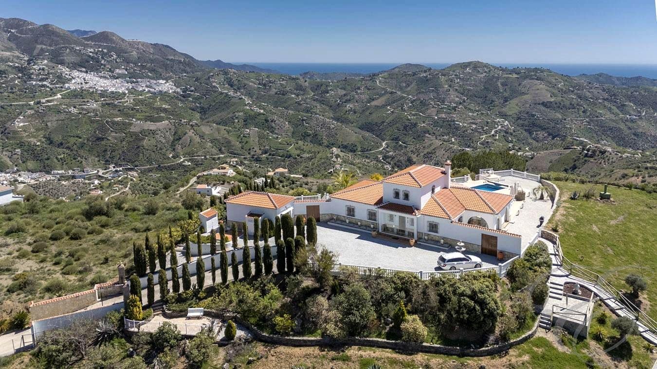 Chalet de 4 habitaciones en Canillas de Albaida en venta con piscina garaje - 1.200.000 € (Ref: 9238735)