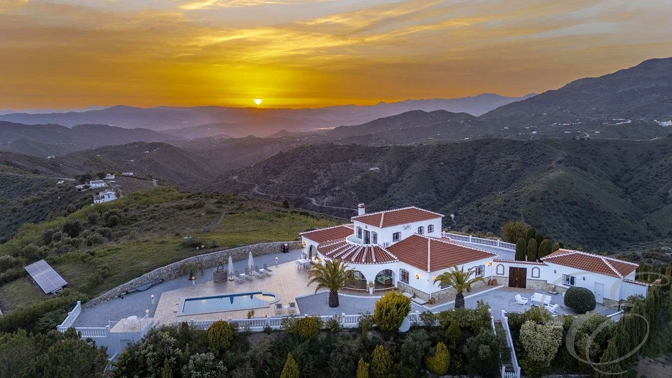 Chalet de 4 habitaciones en Canillas de Albaida en venta con piscina garaje - 1.200.000 € (Ref: 9238735)