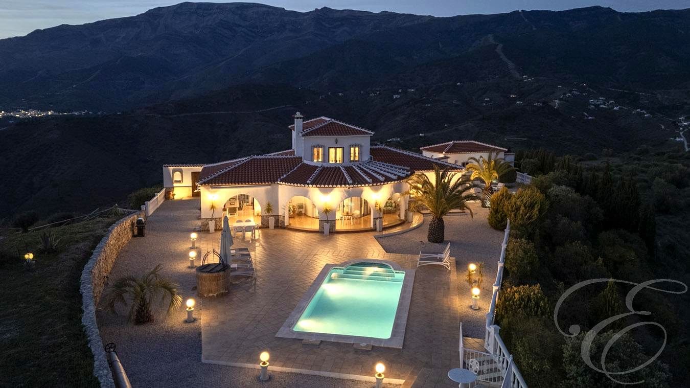 Chalet de 4 habitaciones en Canillas de Albaida en venta con piscina garaje - 1.200.000 € (Ref: 9238735)