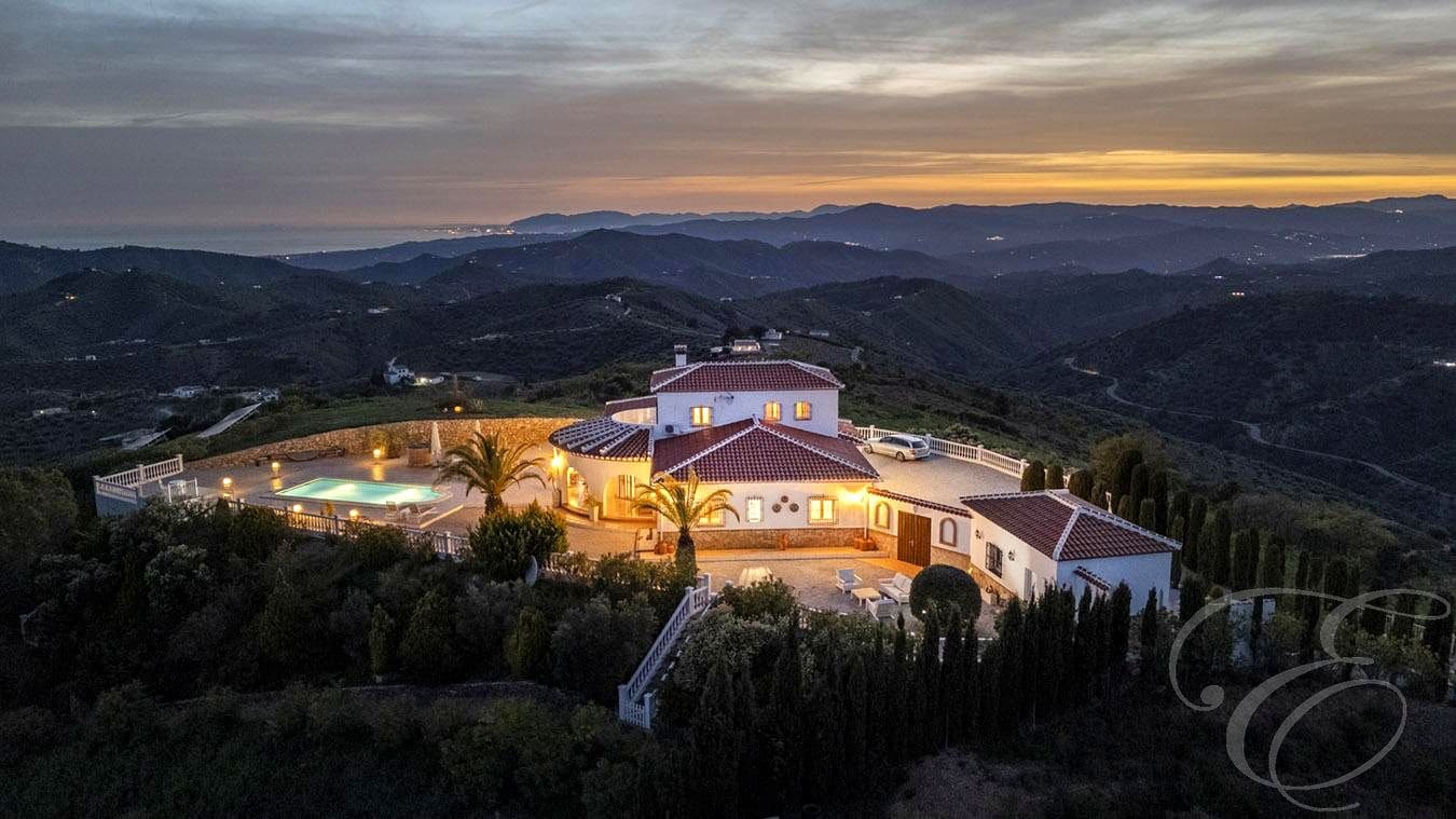 Chalet de 4 habitaciones en Canillas de Albaida en venta con piscina garaje - 1.200.000 € (Ref: 9238735)