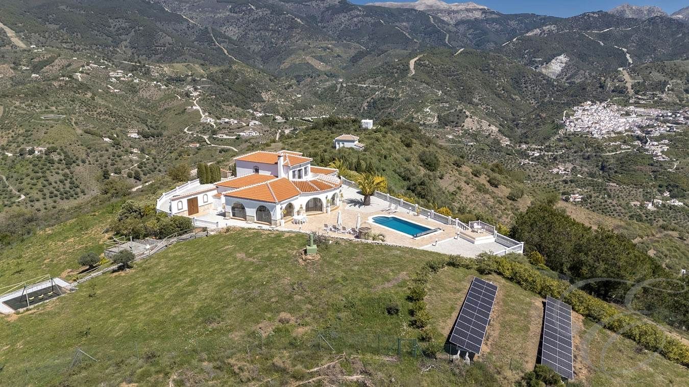 Chalet de 4 habitaciones en Canillas de Albaida en venta con piscina garaje - 1.200.000 € (Ref: 9238735)