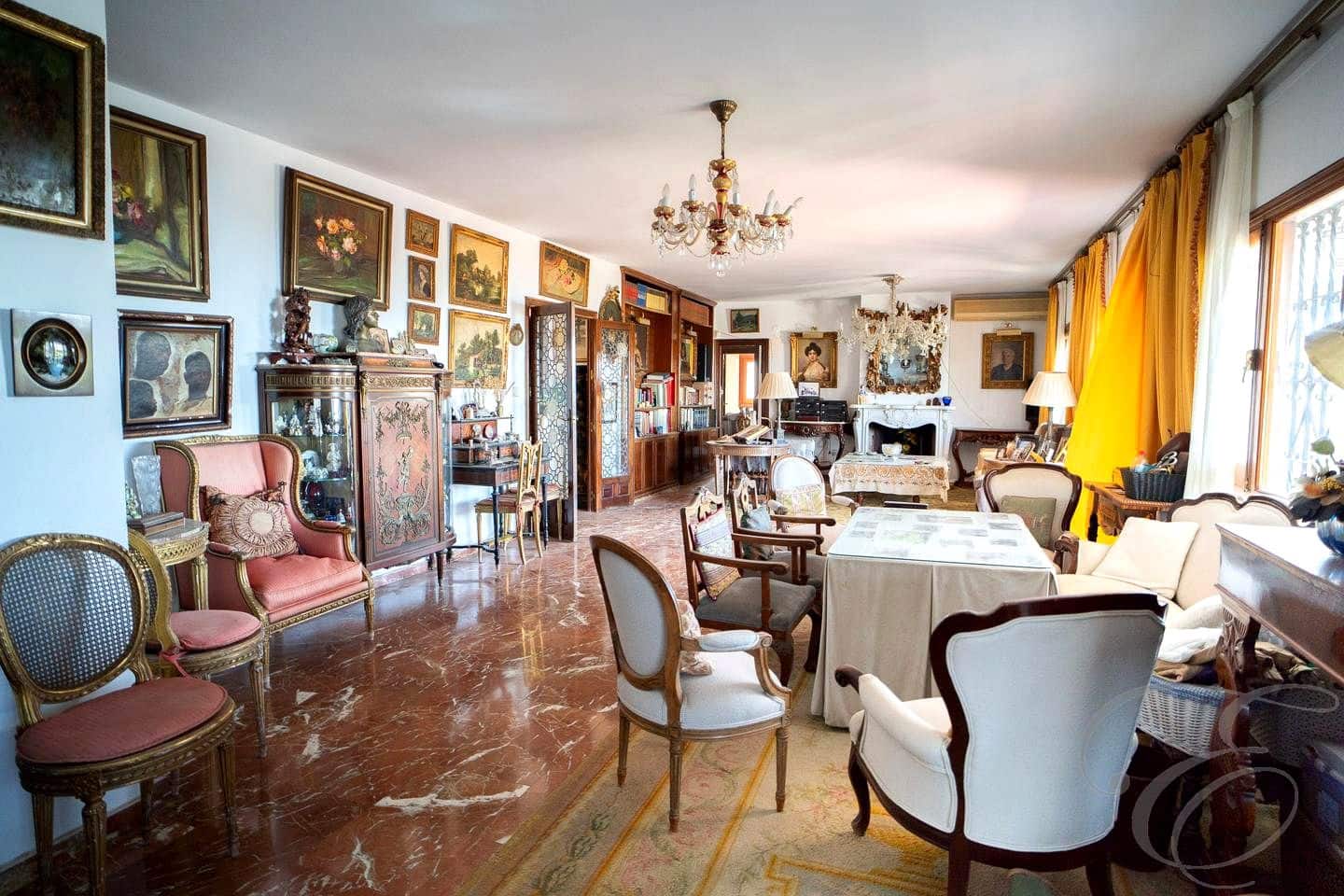 8 soverom Villa til salgs i Malaga by med svømmebasseng garasje - € 1 575 000 (Ref: 9397795)