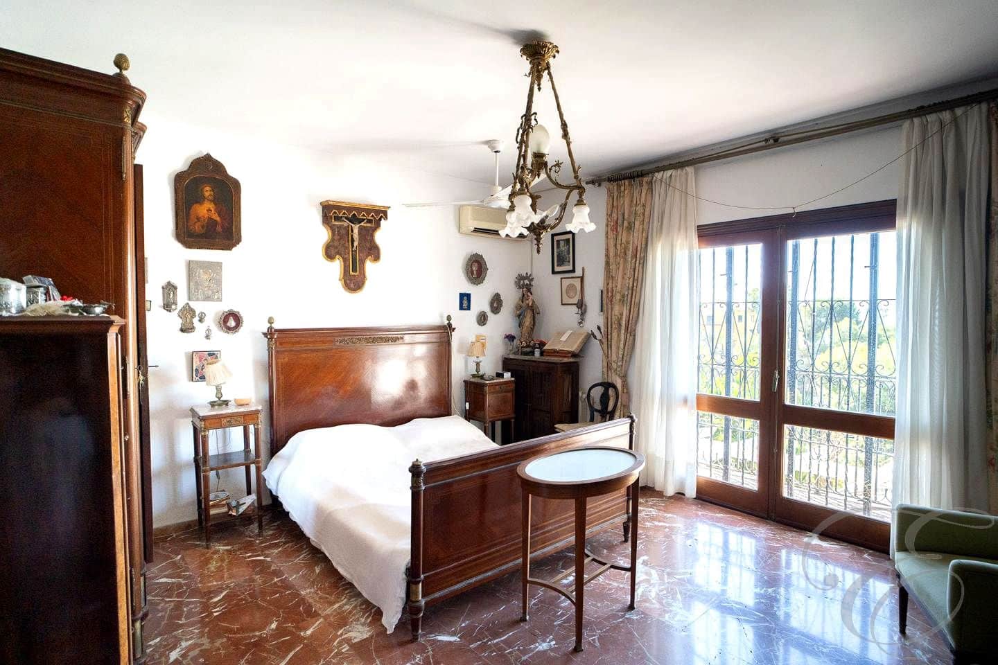 8 soverom Villa til salgs i Malaga by med svømmebasseng garasje - € 1 575 000 (Ref: 9397795)