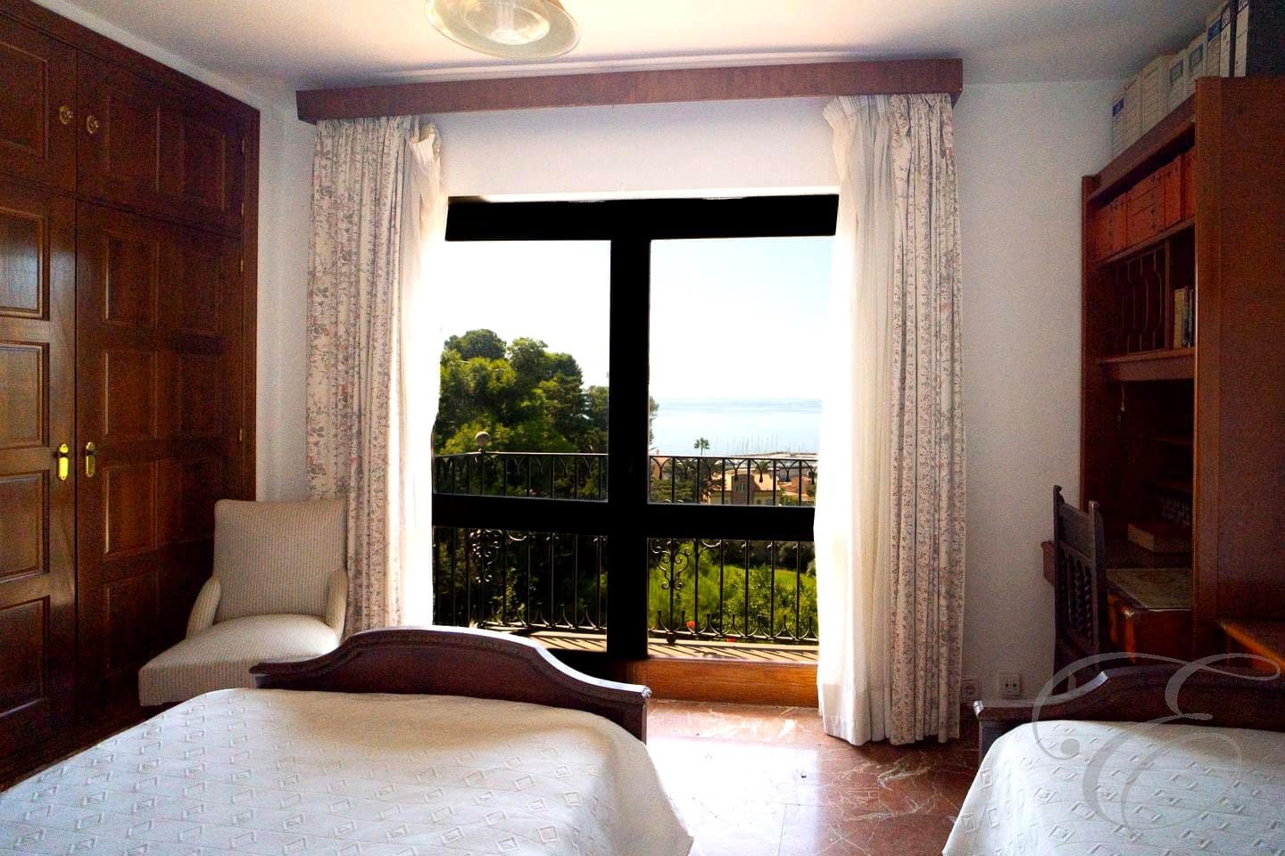 8 soverom Villa til salgs i Malaga by med svømmebasseng garasje - € 1 575 000 (Ref: 9397795)