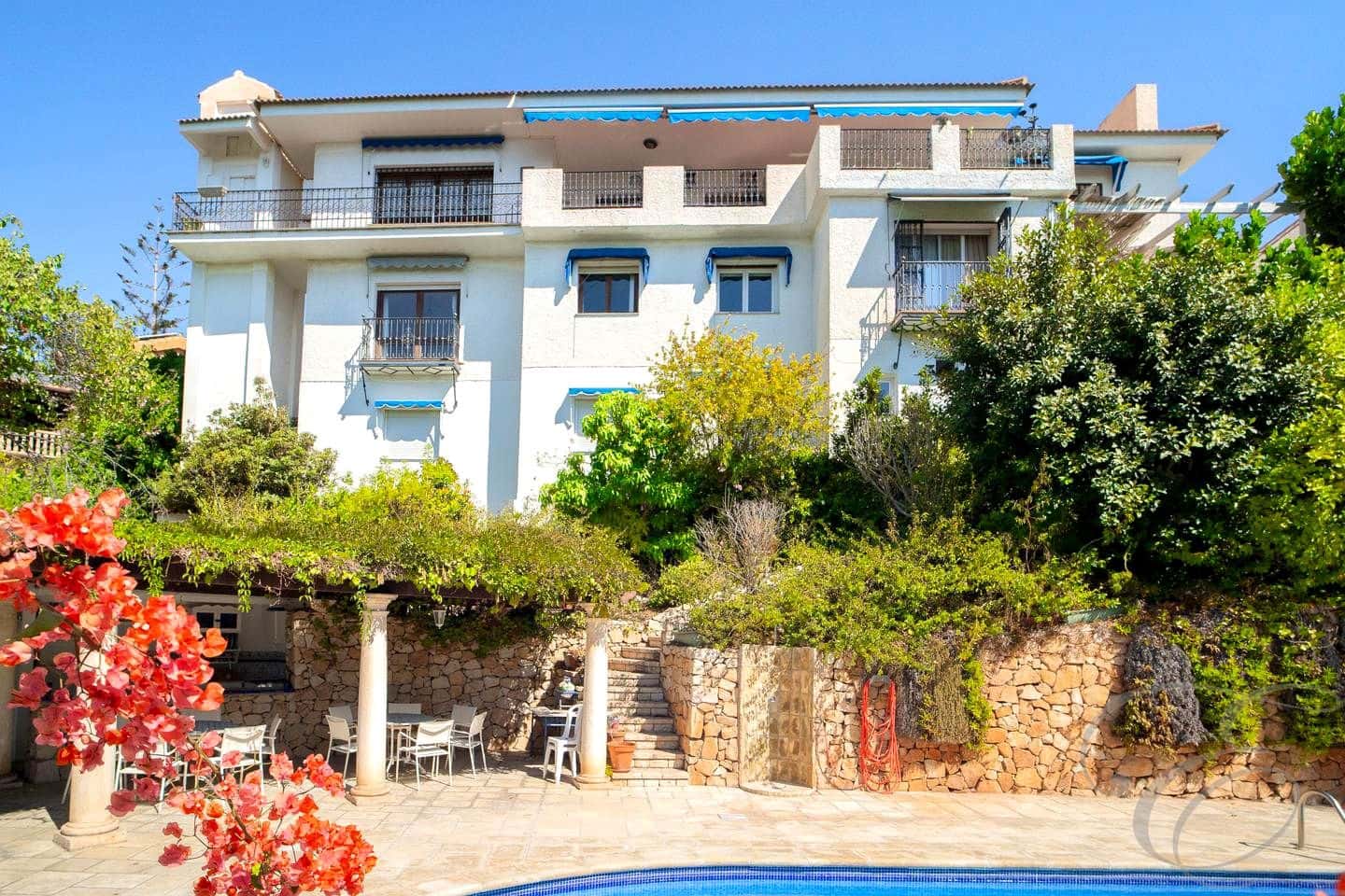 8 soverom Villa til salgs i Malaga by med svømmebasseng garasje - € 1 575 000 (Ref: 9397795)