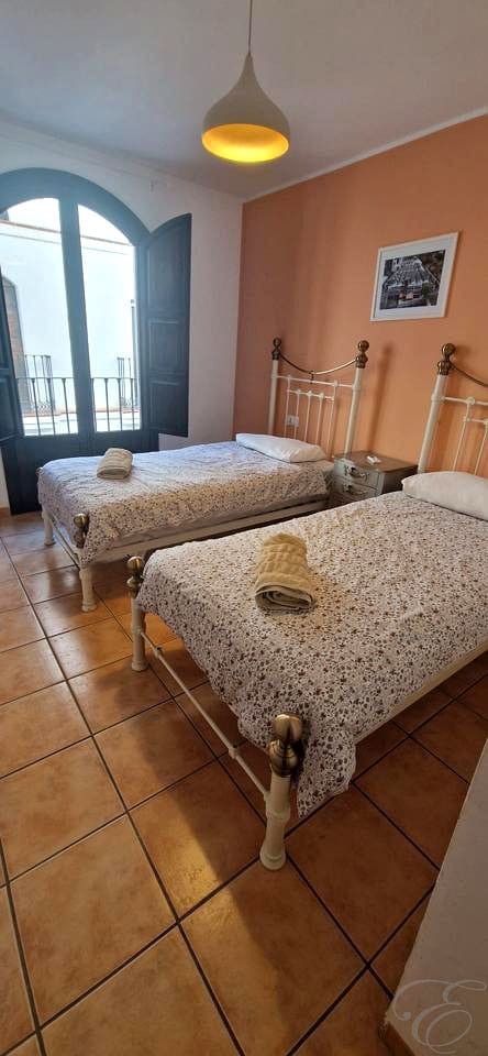 2 bedroom Flat for sale in Velez de Benaudalla with pool garage - € 134,000 (Ref: 9538996)