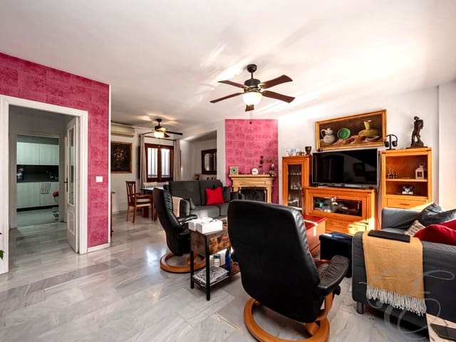 5 makuuhuone Huvila myytävänä paikassa Torre del Mar, Vélez-Málaga mukana uima-altaan 
autotalli - 480 000 € (Ref: 9624019)