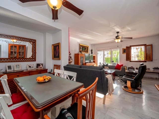 5 makuuhuone Huvila myytävänä paikassa Torre del Mar, Vélez-Málaga mukana uima-altaan 
autotalli - 480 000 € (Ref: 9624019)