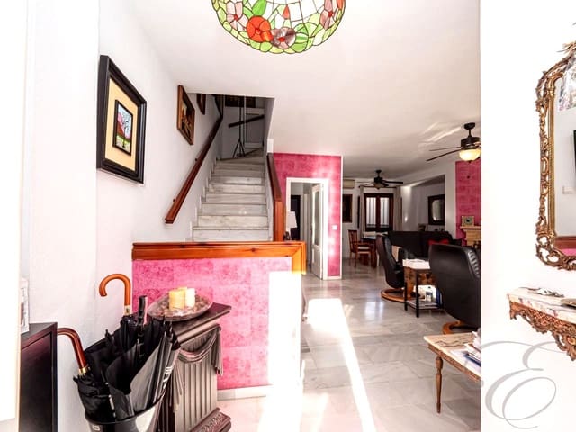 5 makuuhuone Huvila myytävänä paikassa Torre del Mar, Vélez-Málaga mukana uima-altaan 
autotalli - 480 000 € (Ref: 9624019)