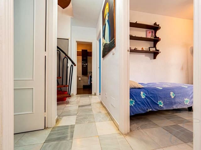 5 makuuhuone Huvila myytävänä paikassa Torre del Mar, Vélez-Málaga mukana uima-altaan 
autotalli - 480 000 € (Ref: 9624019)