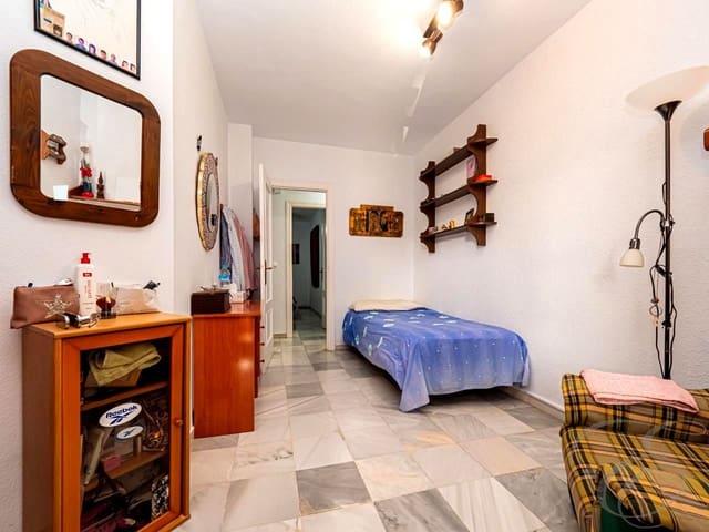 5 makuuhuone Huvila myytävänä paikassa Torre del Mar, Vélez-Málaga mukana uima-altaan 
autotalli - 480 000 € (Ref: 9624019)