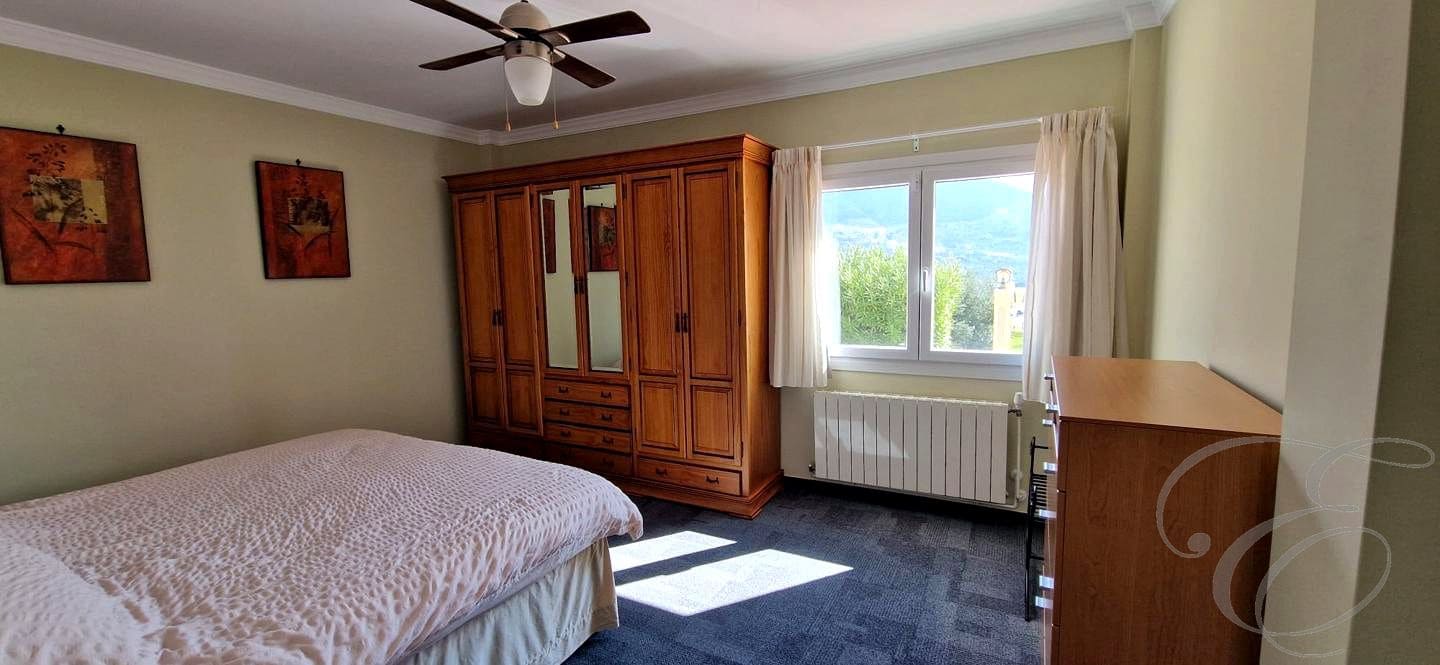 4 makuuhuone Huvila myytävänä paikassa Alcaucin mukana uima-altaan 
autotalli - 810 000 € (Ref: 9645871)