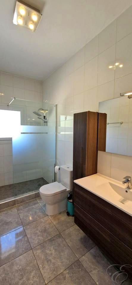 4 makuuhuone Huvila myytävänä paikassa Alcaucin mukana uima-altaan 
autotalli - 810 000 € (Ref: 9645871)