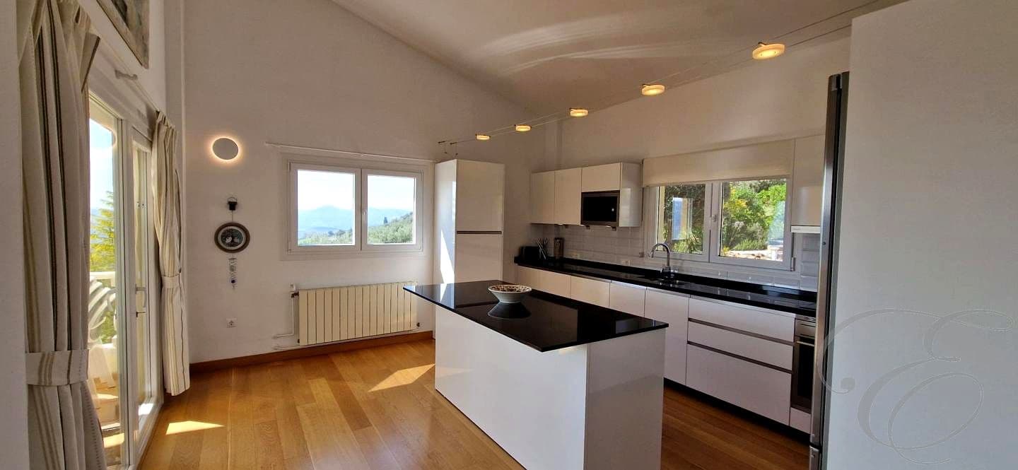 4 makuuhuone Huvila myytävänä paikassa Alcaucin mukana uima-altaan 
autotalli - 810 000 € (Ref: 9645871)