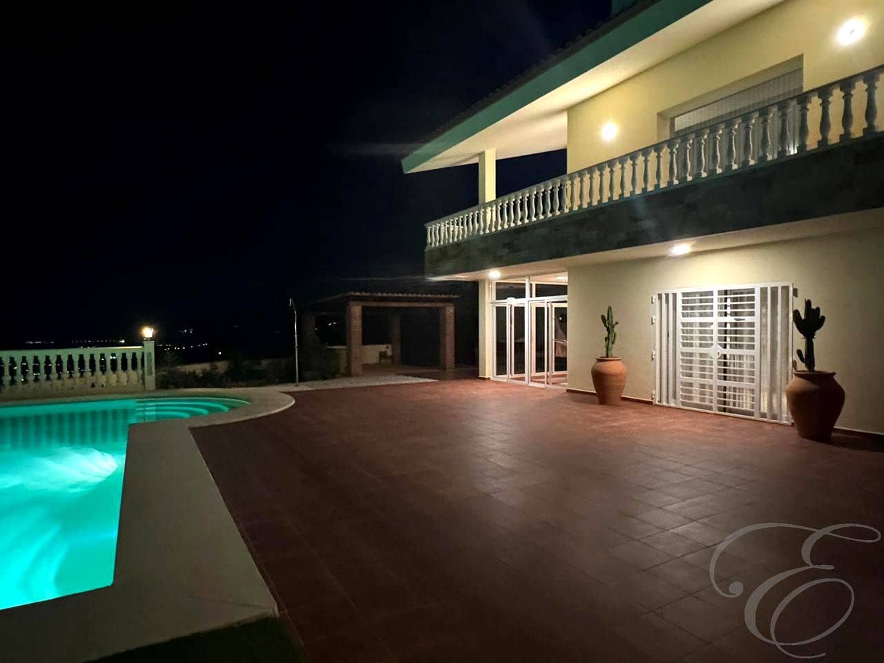 4 makuuhuone Huvila myytävänä paikassa Alcaucin mukana uima-altaan 
autotalli - 810 000 € (Ref: 9645871)