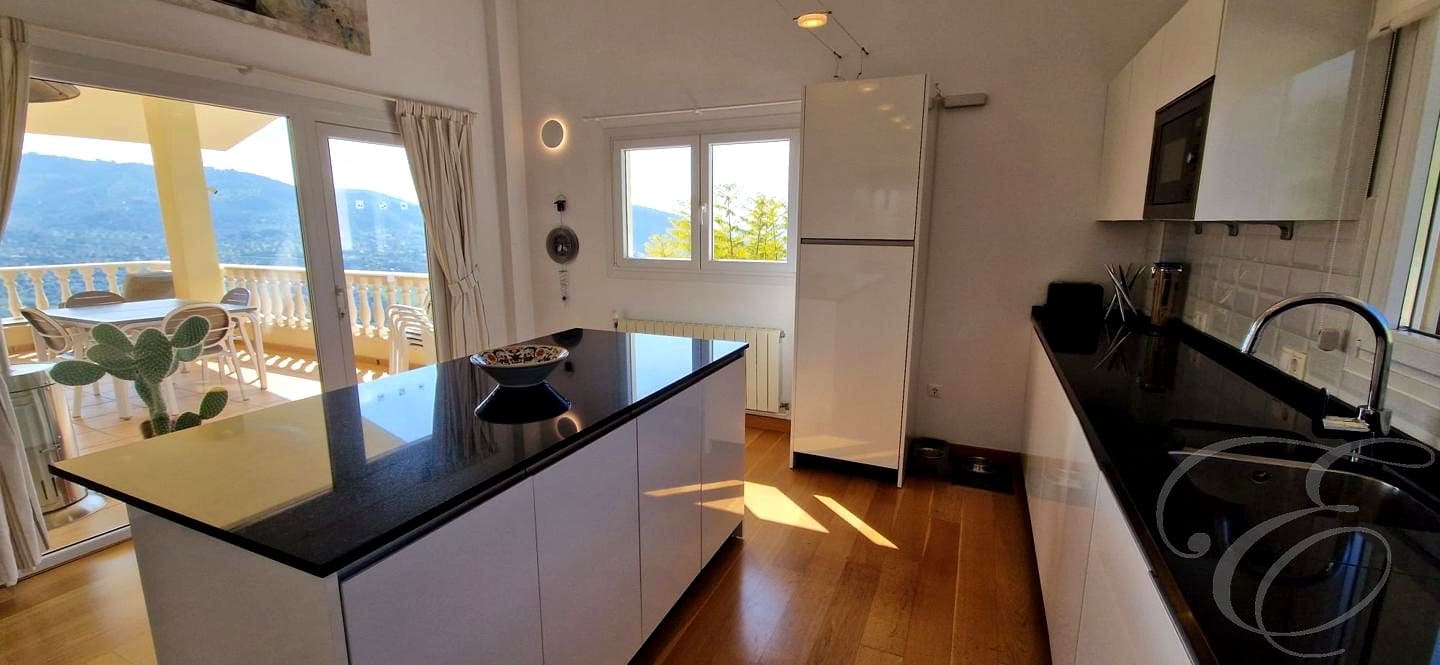 4 makuuhuone Huvila myytävänä paikassa Alcaucin mukana uima-altaan 
autotalli - 810 000 € (Ref: 9645871)