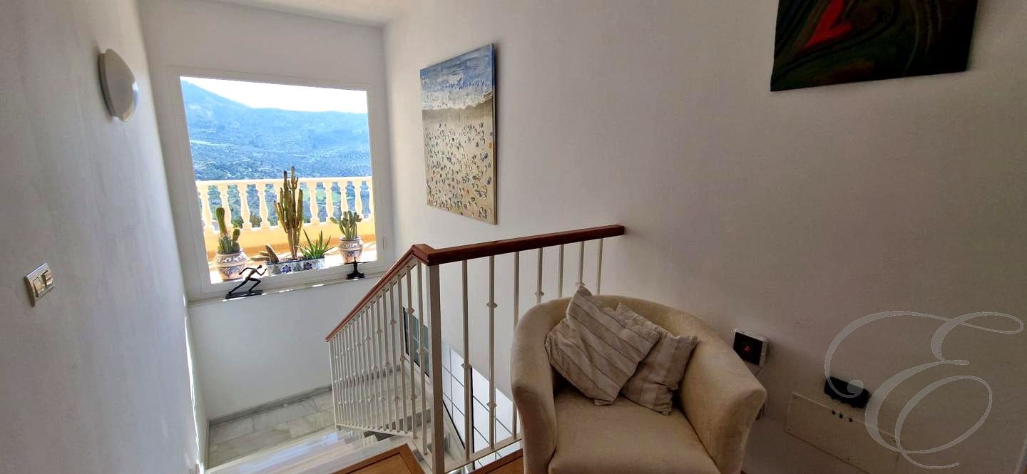 4 makuuhuone Huvila myytävänä paikassa Alcaucin mukana uima-altaan 
autotalli - 810 000 € (Ref: 9645871)