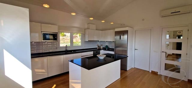 4 makuuhuone Huvila myytävänä paikassa Alcaucín mukana uima-altaan 
autotalli - 810 000 € (Ref: 9645871)