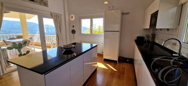 4 makuuhuone Huvila myytävänä paikassa Alcaucín mukana uima-altaan 
autotalli - 810 000 € (Ref: 9645871)