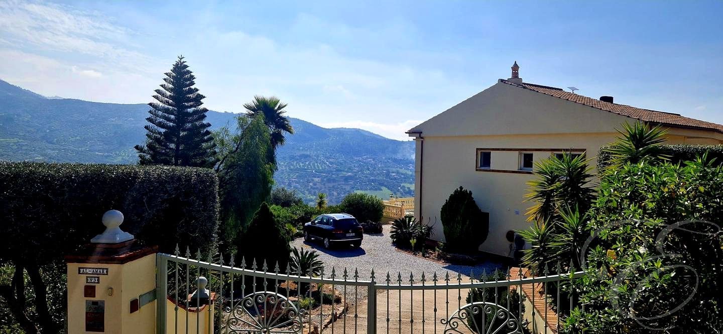 4 makuuhuone Huvila myytävänä paikassa Alcaucin mukana uima-altaan 
autotalli - 810 000 € (Ref: 9645871)