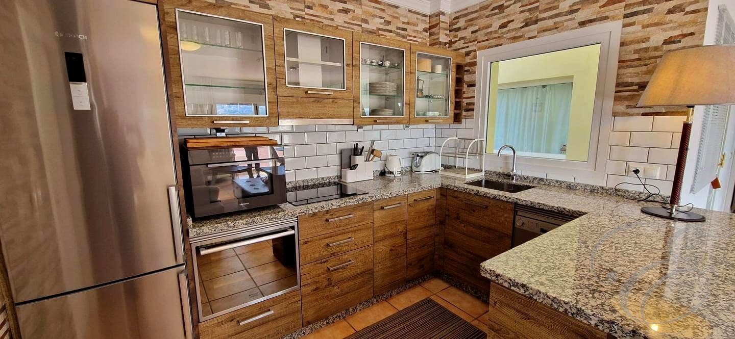 4 makuuhuone Huvila myytävänä paikassa Alcaucin mukana uima-altaan 
autotalli - 810 000 € (Ref: 9645871)