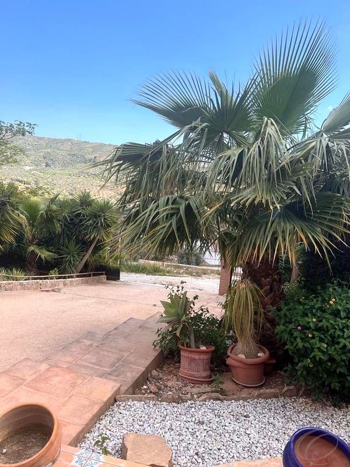 2 bedroom Villa for sale in Alcaucin with pool garage - € 285,000 (Ref: 9687568)