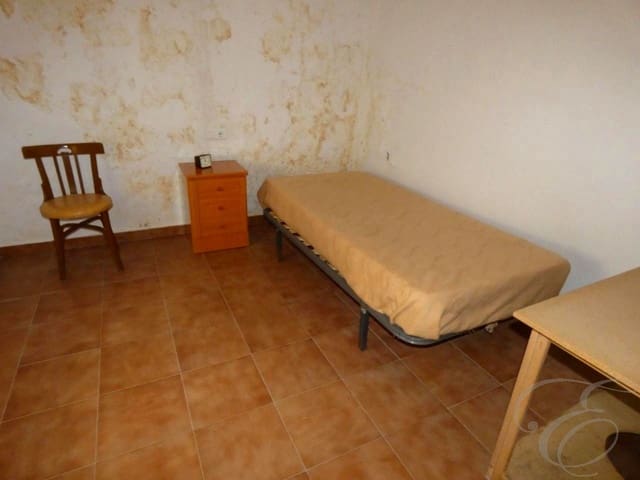 5 soveværelse Villa til salg i Sayalonga - € 110.000 (Ref: 9708980)