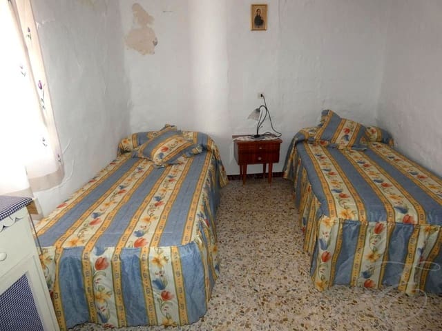 5 soveværelse Villa til salg i Sayalonga - € 110.000 (Ref: 9708980)