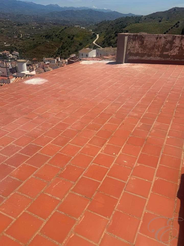 3 bedroom Villa for sale in Almachar with garage - € 179,000 (Ref: 9819382)