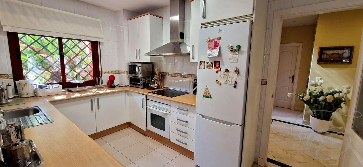 4 bedroom Villa for sale in Motril with pool garage - € 599,500 (Ref: 9829626)