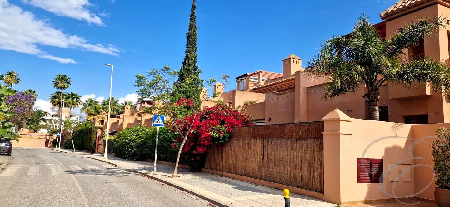 4 bedroom Villa for sale in Motril with pool garage - € 599,500 (Ref: 9829626)