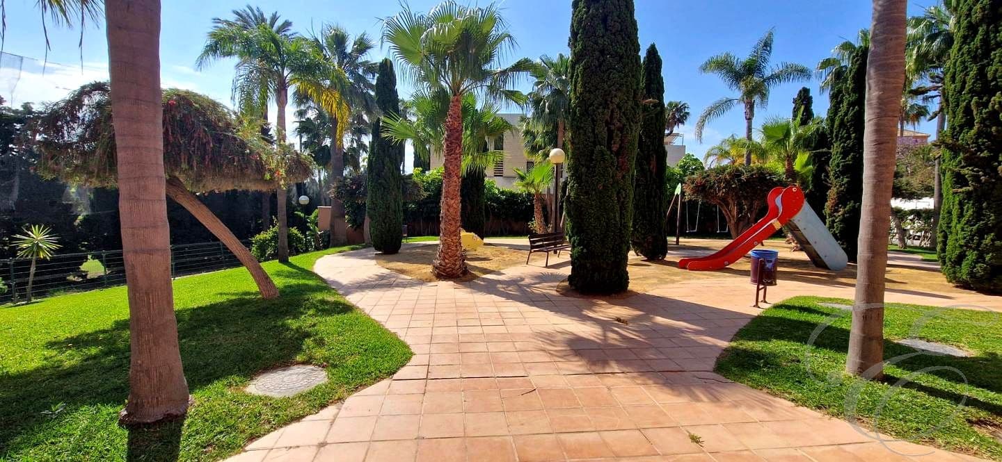 4 bedroom Villa for sale in Motril with pool garage - € 599,500 (Ref: 9829626)