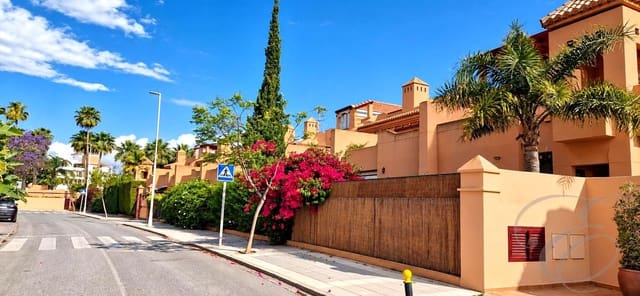 Chalet de 4 habitaciones en Motril en venta con piscina garaje - 599.500 € (Ref: 9829626)