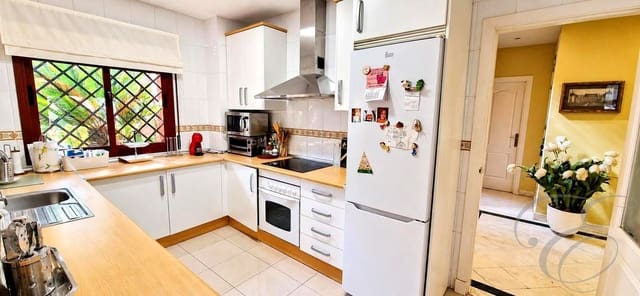 Chalet de 4 habitaciones en Motril en venta con piscina garaje - 599.500 € (Ref: 9829626)