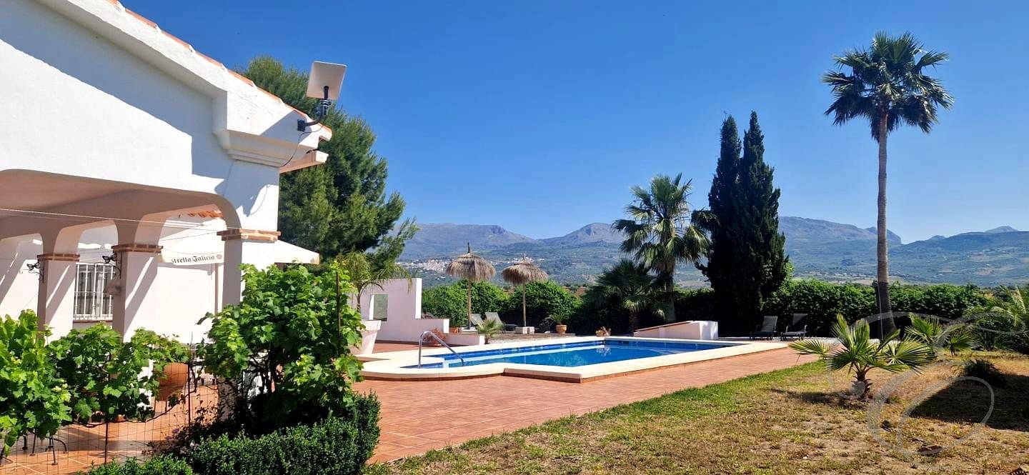 3 bedroom Villa for sale in Vinuela with pool garage - € 590,000 (Ref: 9866117)