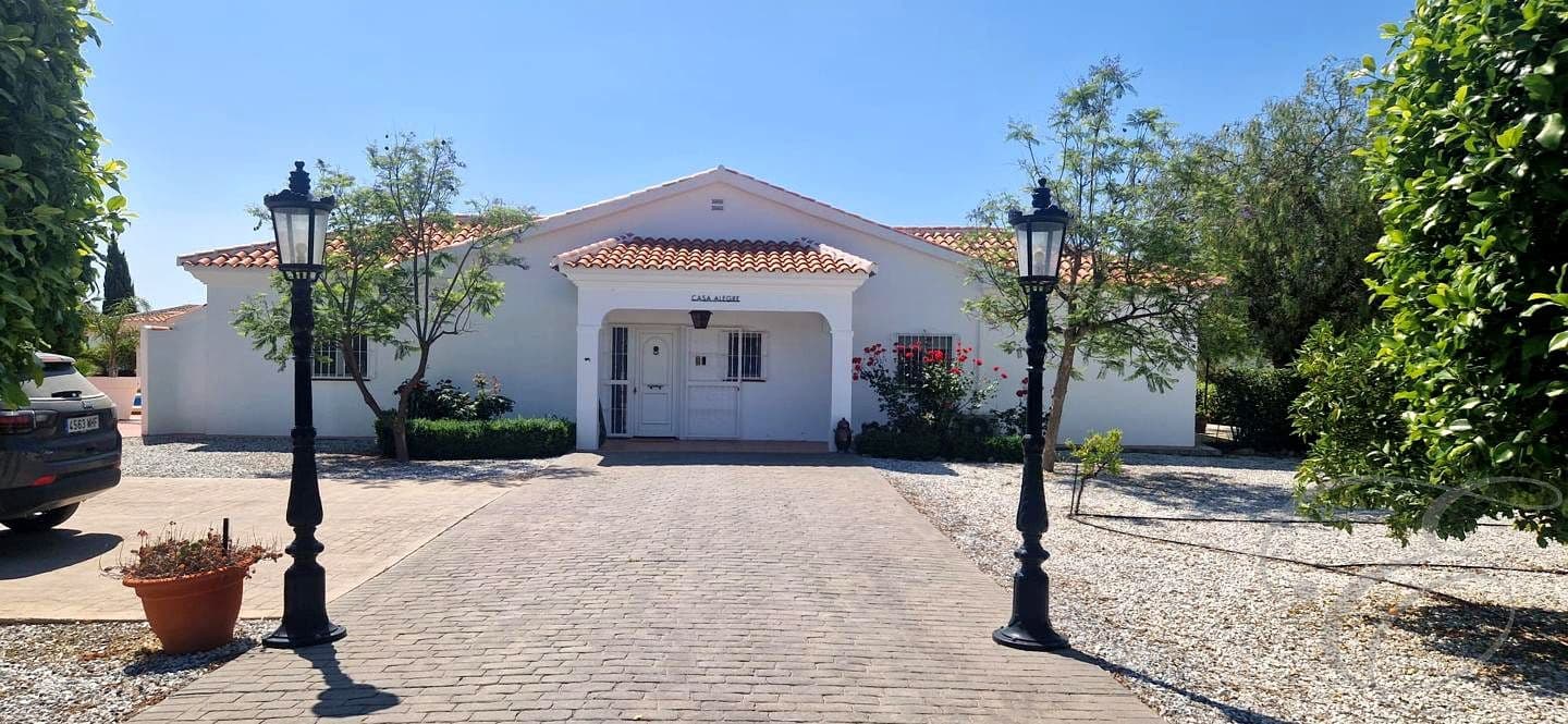3 bedroom Villa for sale in Vinuela with pool garage - € 590,000 (Ref: 9866117)