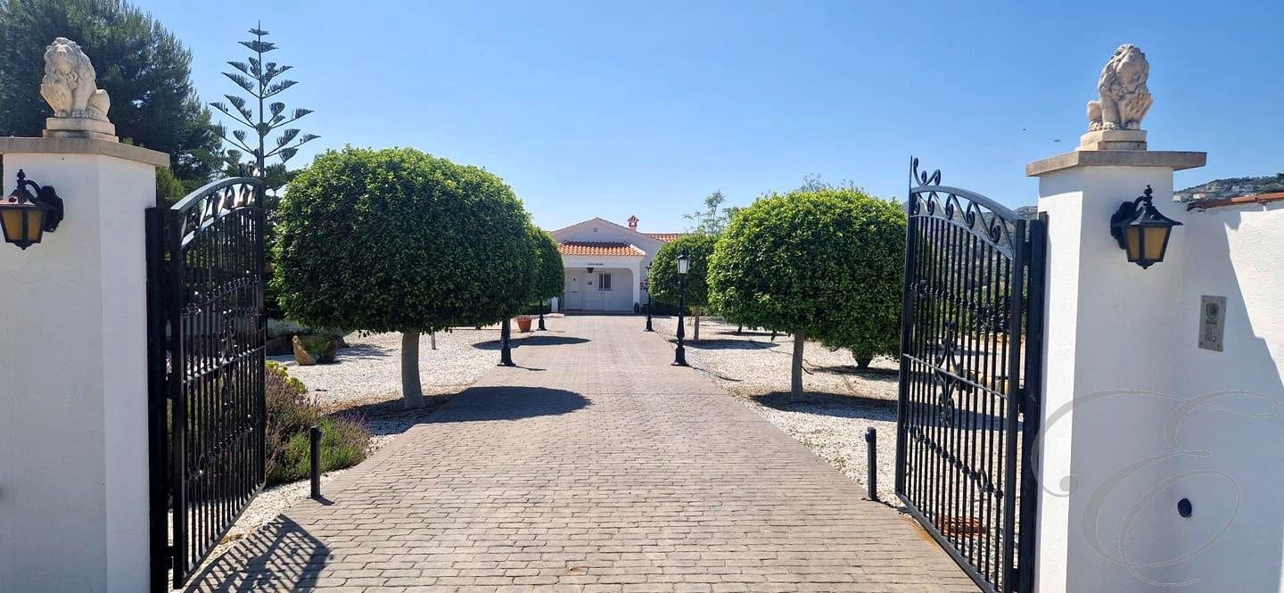 3 bedroom Villa for sale in Vinuela with pool garage - € 590,000 (Ref: 9866117)