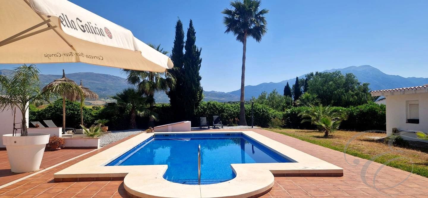 3 bedroom Villa for sale in Vinuela with pool garage - € 590,000 (Ref: 9866117)