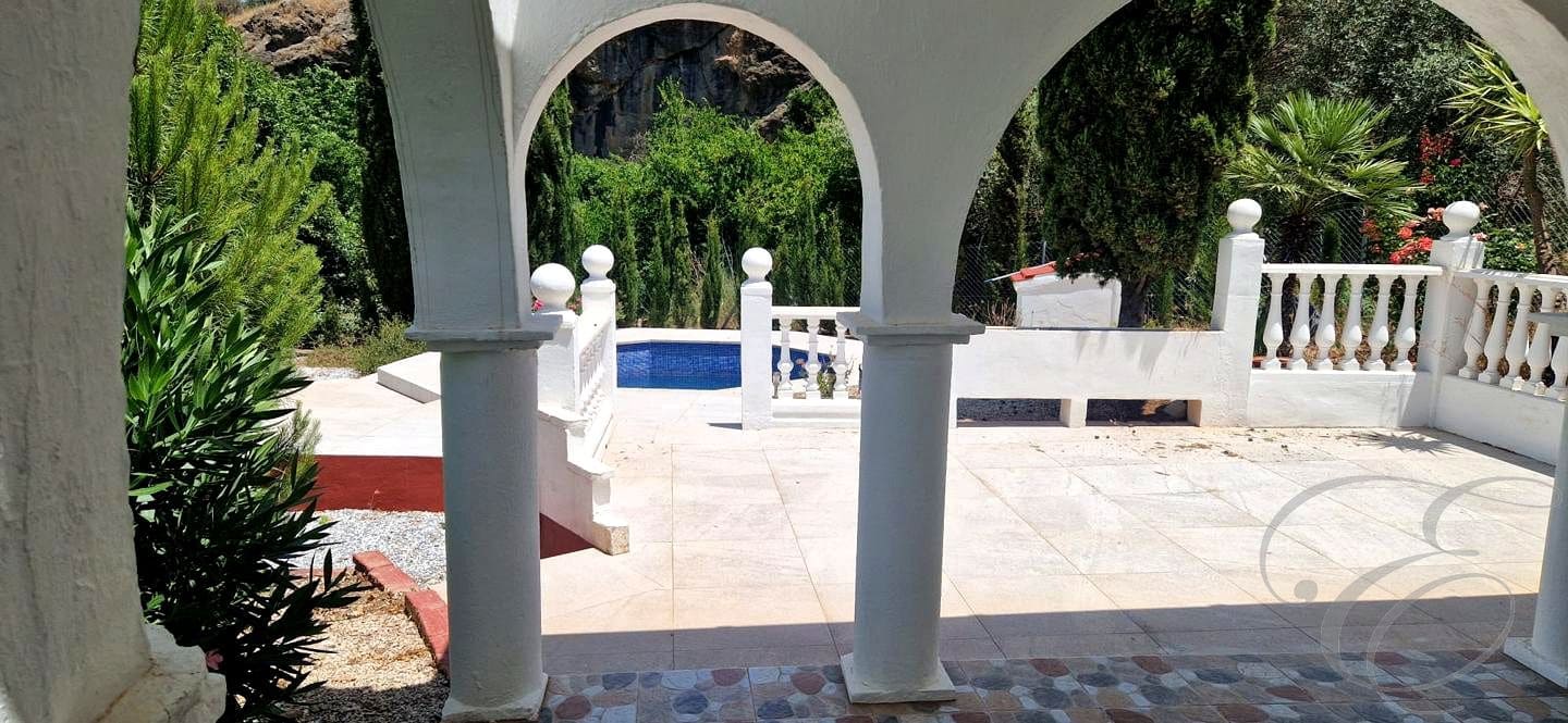 3 chambre Finca/Maison de Campagne à vendre à Comares avec piscine garage - 300 000 € (Ref: 9911893)