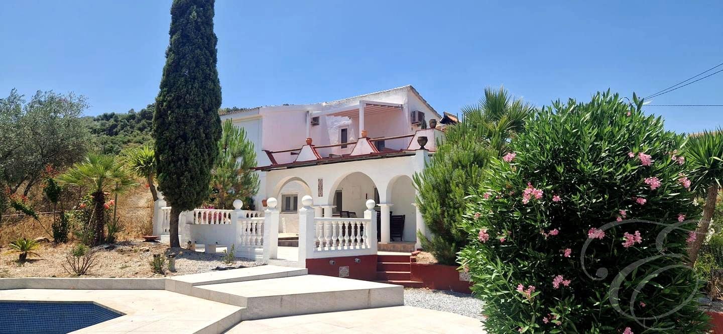 3 chambre Finca/Maison de Campagne à vendre à Comares avec piscine garage - 300 000 € (Ref: 9911893)