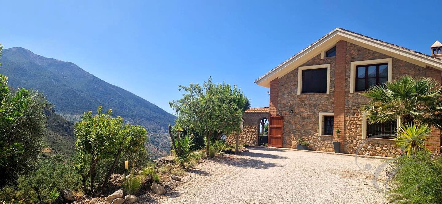 4 bedroom Finca/Country House for sale in Alcaucin with pool garage - € 499,000 (Ref: 9922853)
