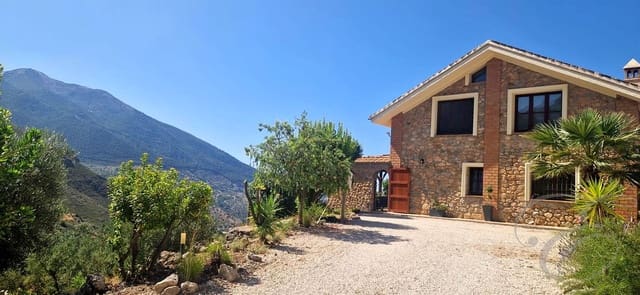 4 soveværelse Finca/Landehus til salg i Alcaucín med swimmingpool garage - € 499.000 (Ref: 9922853)