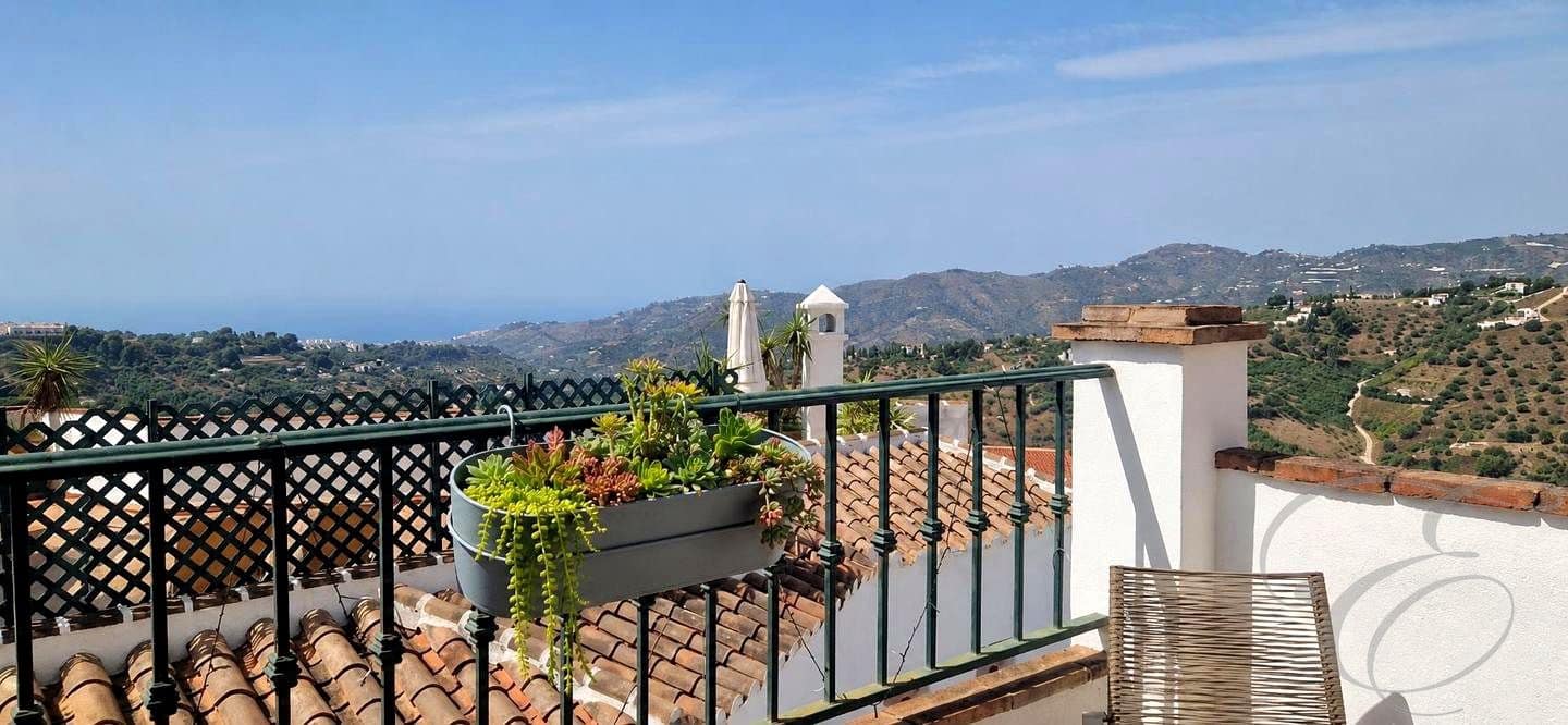 2 bedroom Flat for sale in Frigiliana with pool - € 349,000 (Ref: 9927932)