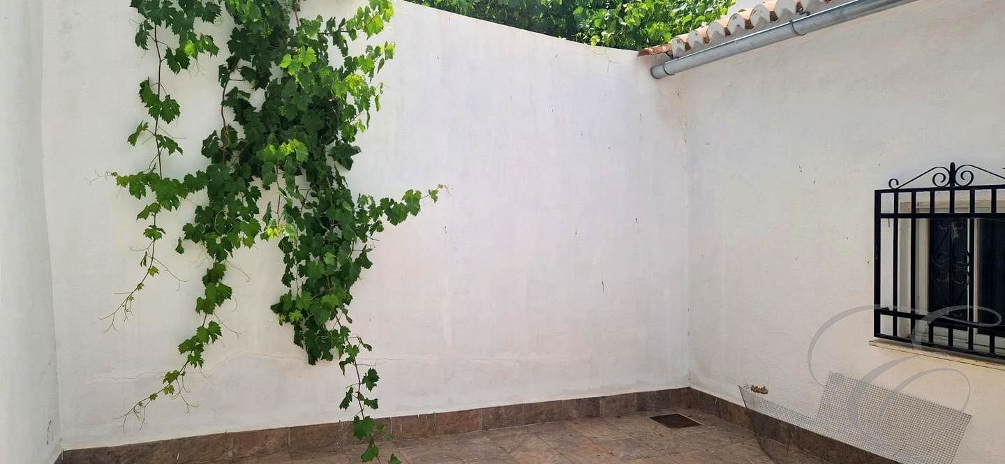 4 soverom Villa til salgs i Antequera med garasje - € 199 000 (Ref: 9932526)